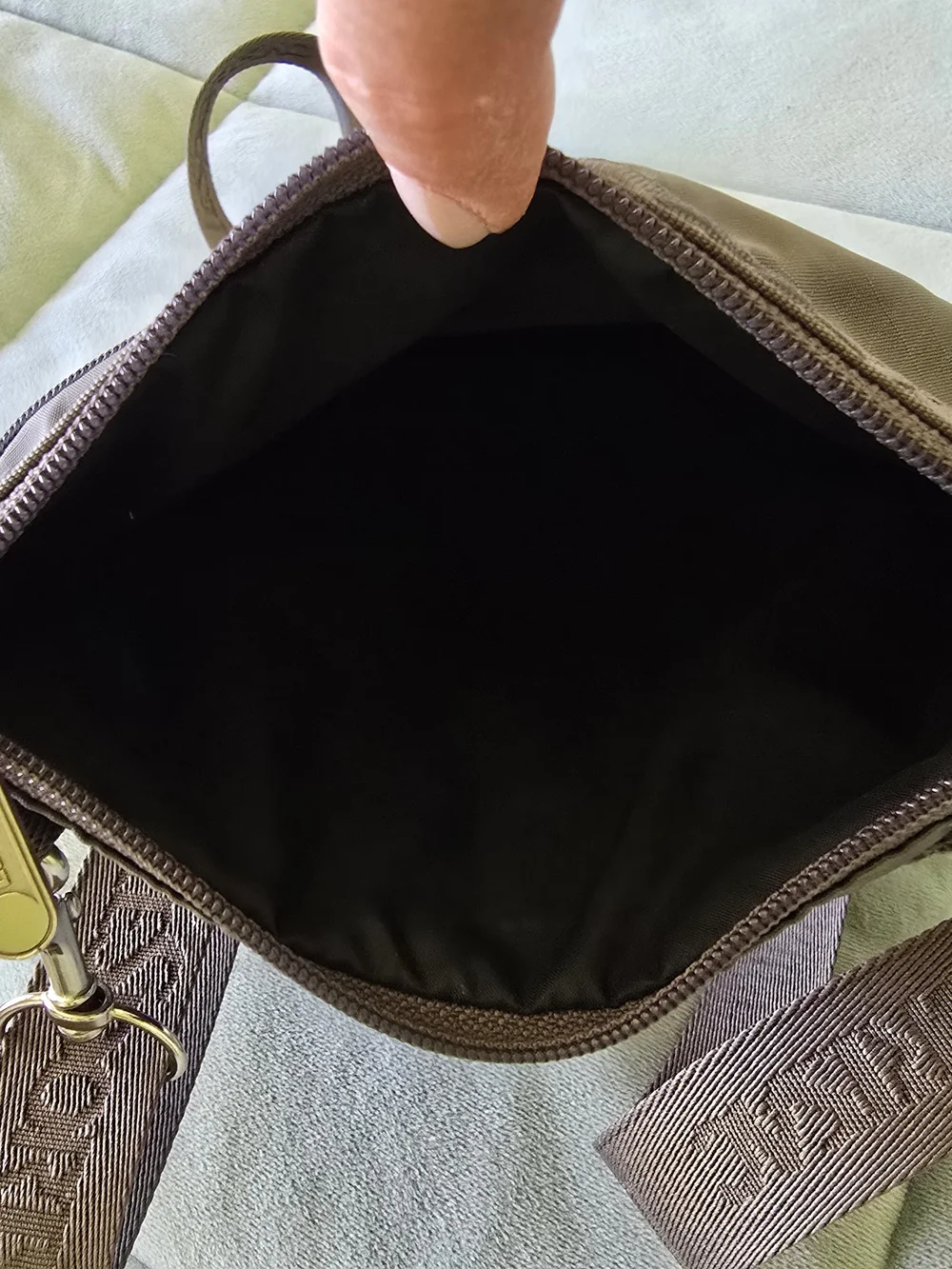 EUC LeSportsac Unisex 3-Zip Nylon Crossbody Bag - Charcoal Gray Travel Sporty
